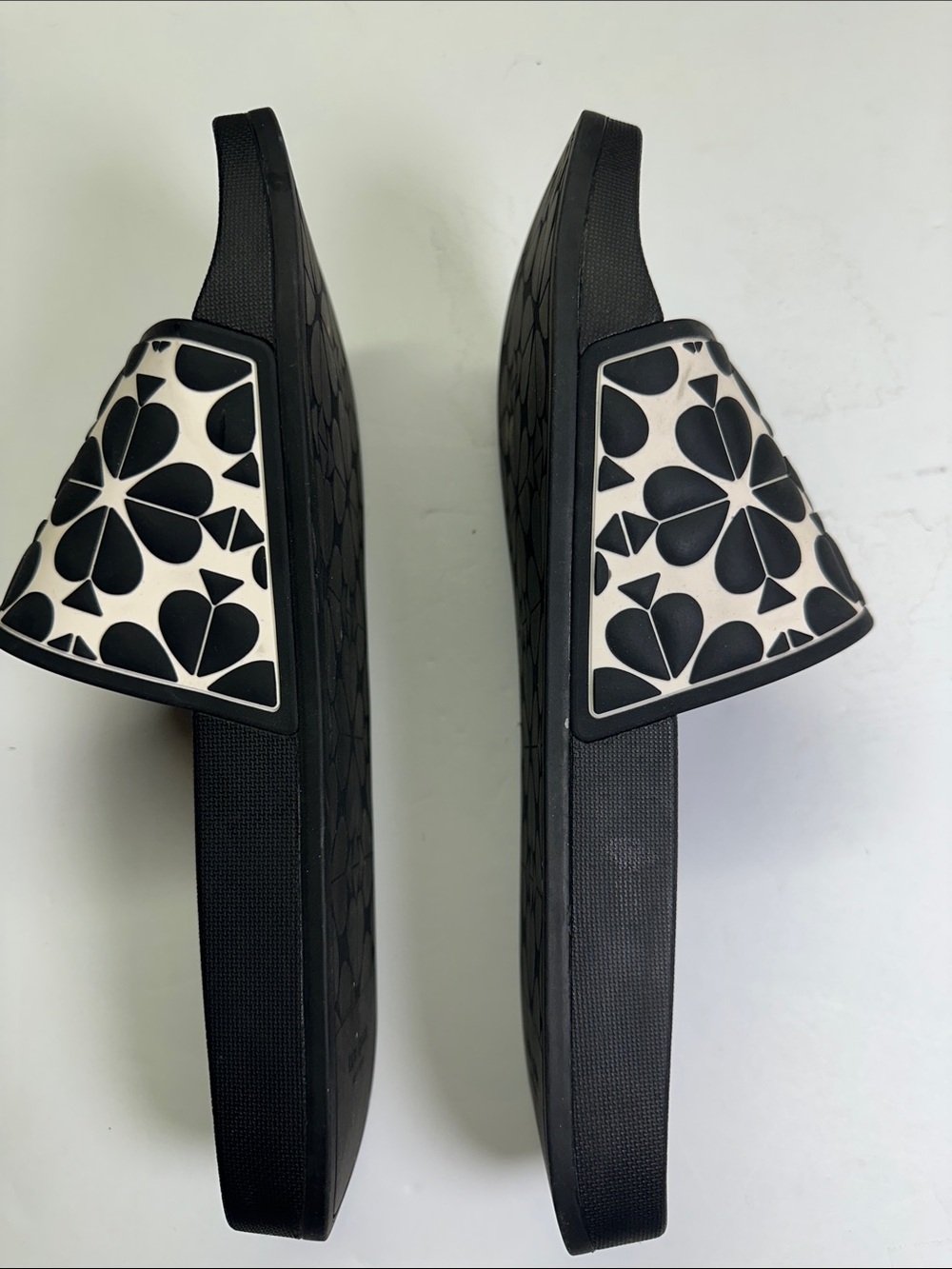 Kate Spade New York Olympia Slides, Black & White Flip Flop Sandals Size 10 - Picture 3 of 9